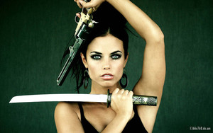 Девушка с мечем и пистолетом