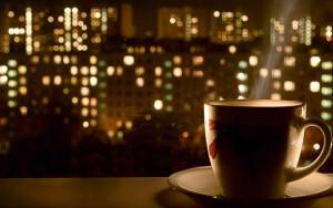 Чашка кофе на фоне ночного города